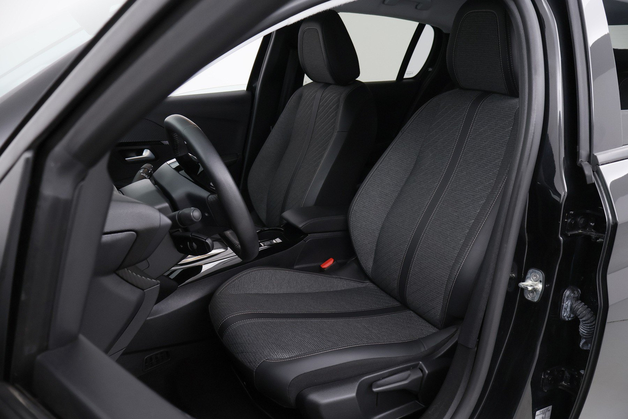 Peugeot 208 — photo 12