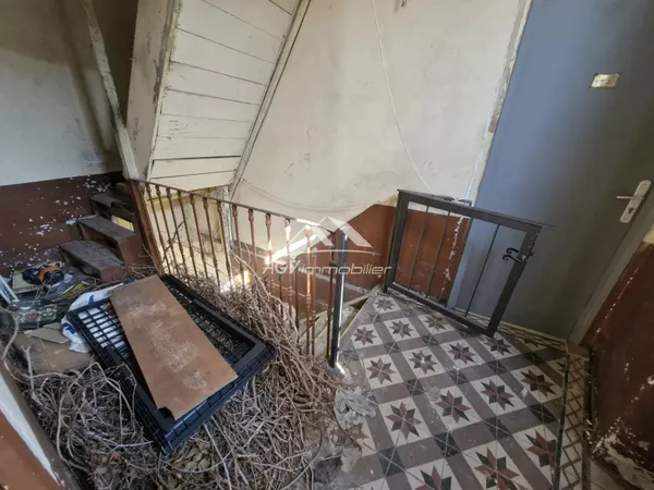 Appartement à restaurer au 1er étage, 2 caves