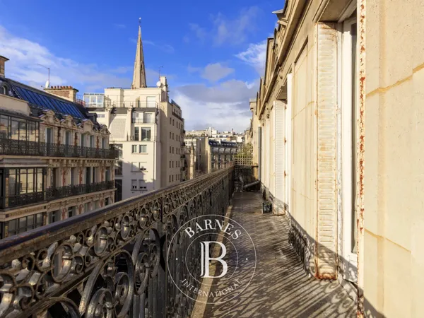 EXCLUSIVITE Paris 8 - Triangle d'or / Boccador : Appartement traversant - Balcons - 2 chambres.