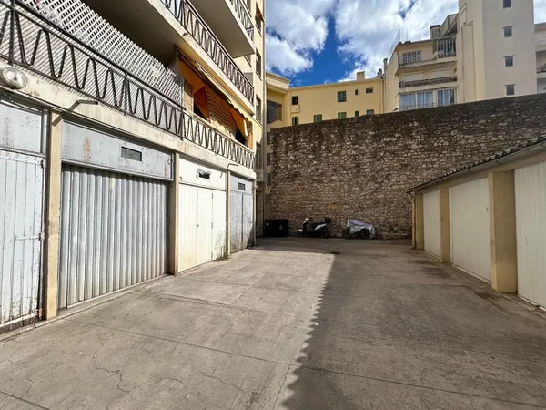 Cannes - Secteur République - Garage fermé dans une copropriété sécurisé