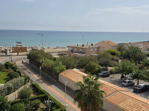 LE CAP D'AGDE Avant Port, T2 vue mer vendu avec cellier