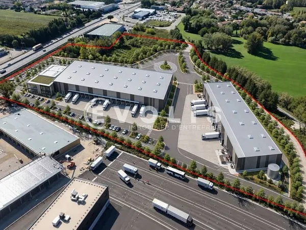 1 885 m² A vendre - 1 884 m² non divisibles