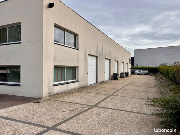 À LOUER - Local professionnel de 140m² - Bureaux et entrepôt - Zone d'activités Ecoparc 2, HEUDEBOUV