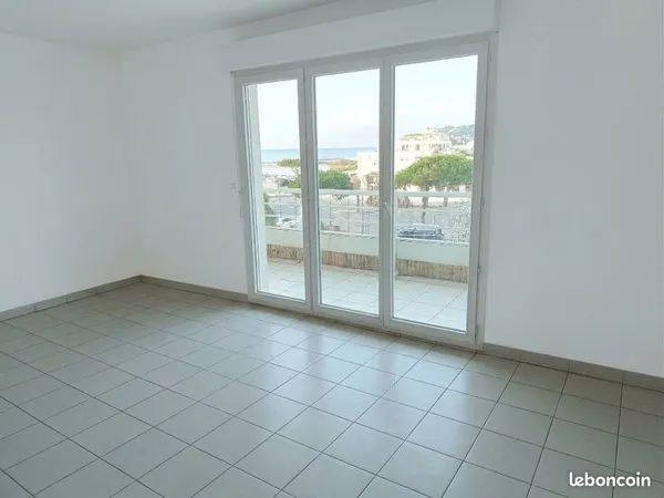 T2 avec garage fermé à deux pas de l'escale Borely