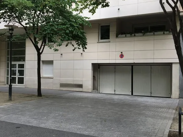Parking Fbg de l'arche proche Monoprix et parvis la défense