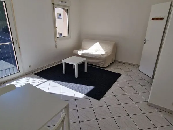 T1 meublé 27 m² - gare à pied, parking privé et cave