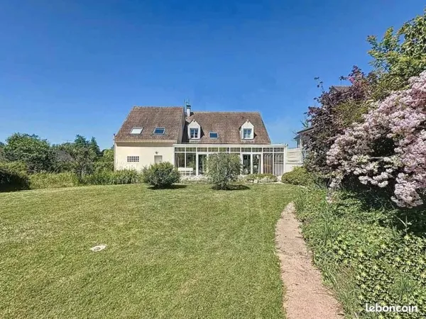 Maison à 5 mn de Saint-Crépin-Ibouvillers de 250 m² très agréable à vivre dont véranda 50 m²