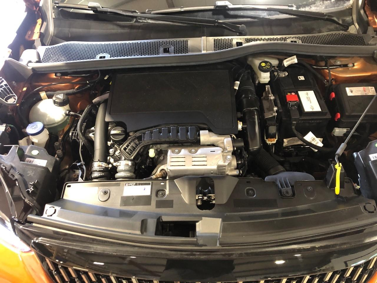 Peugeot 2008 puretech 130 s&s eat8 gt pack — photo 14
