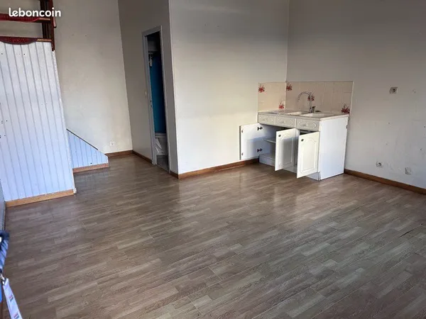 F1 bis à louer à Bresles grandes pièces rdc avec cuisine ouverte et une chambre mansardé à l étage