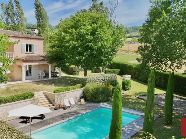 Maison contemporaine avec piscine et jardin