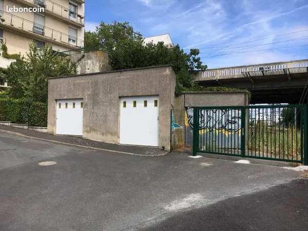 Loue garage 24m+ mezzanine 8m disponible 1/10/2026 loyer 150 mensuel garage 1 rue de Rivoli 37000 to