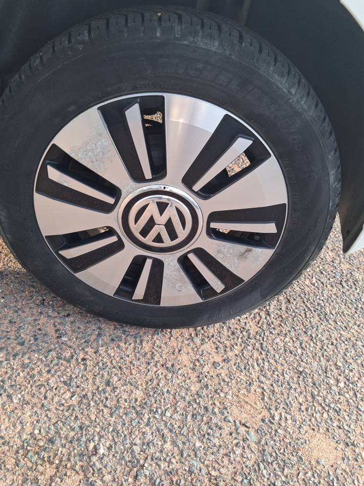 Volkswagen e-UP Electrique — photo 32