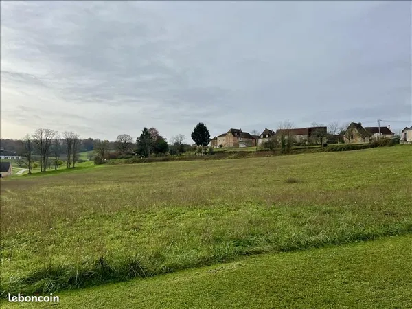 Terrain 3 147 m² Hautefort