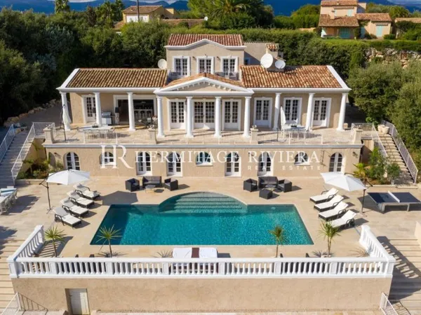 Superbe propriété de luxe avec héliport et piscine