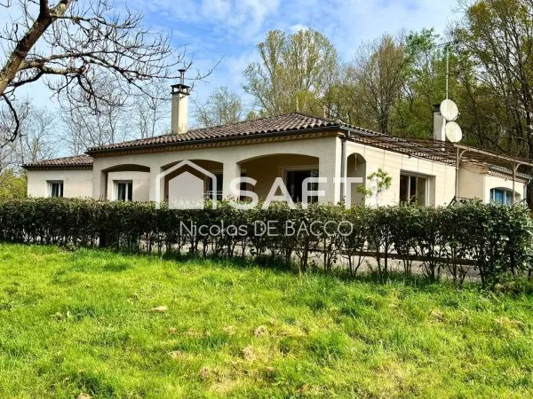 Maison de 161 m2, sur un terrain de 5430 m2 avec terrasse et piscine.