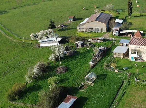 Propriété rare à Gleizé Plus de 150 m2 habitables, dépendances, jardin et 27 000 m2 de terrains agri