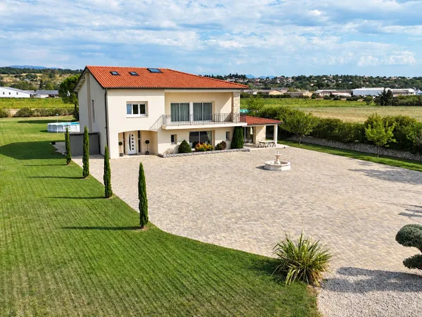 MAGNIFIQUE MAISON RENOVEE DE 270 M² SUR UNE PARCELLE DE 5030 M²