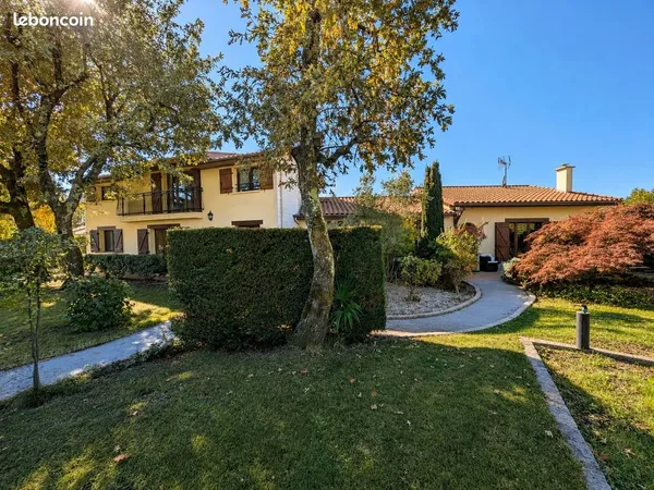 Superbe maison familiale meublée avec piscine, appartement attenant et 2 garages