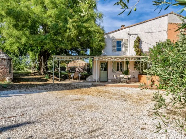 Charmant mas avec bassin dans un hameau paisible du Luberon.