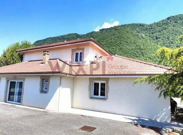 Maison 6 pièces 244 m²