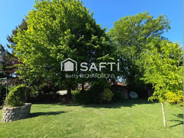 Semi plein pied. 5 chambres. Sous sol. Beau jardin
