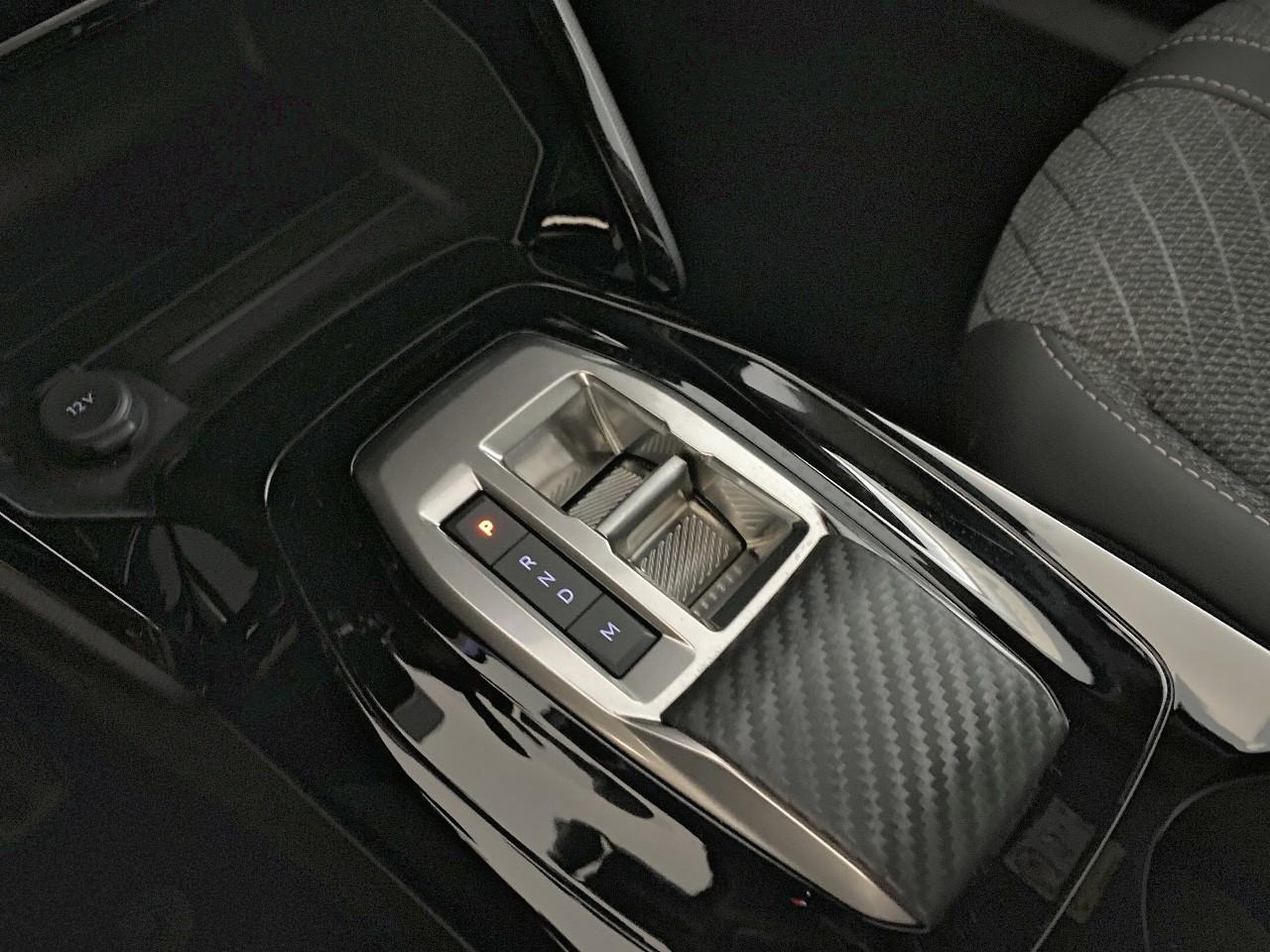 Peugeot 2008 hybrid 145 ch e-dcs6 allure — photo 18
