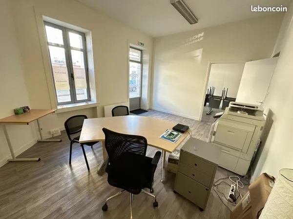 LOCAL PROFESSIONNEL 43 m² - CENTRE-VILLE DE BRESSUIRE - PARKING 70 PLACES