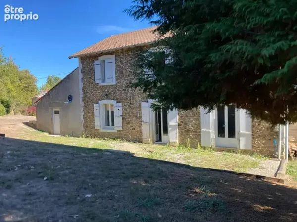 A 20 mn de limoges, cette bâtisse de 140m2 offre charme & confort sur 2500m2