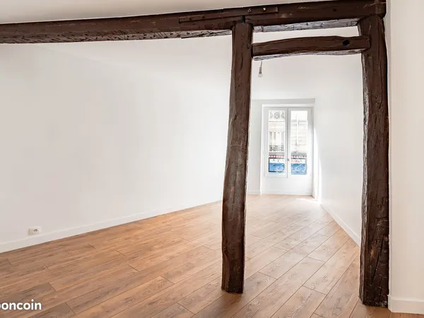 Très bel appartement 3 pièces traversant de 48m2 en plein coeur de Montmartre
