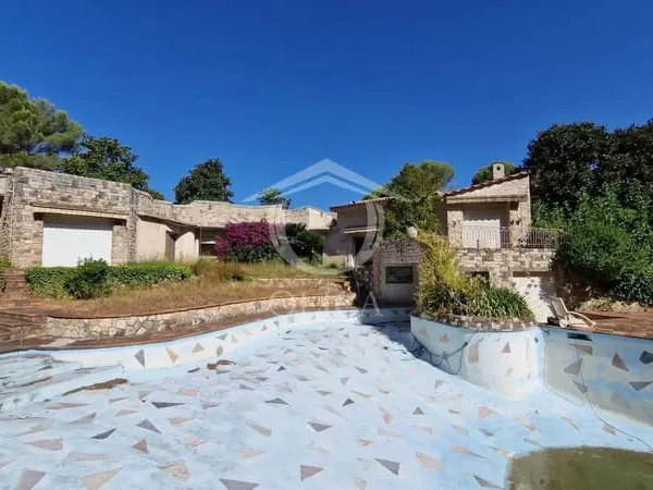 MOUGINS - LES PARCS DE MOUGINS - PROPRIÉTÉ EN PIERRE 7 PIÈCES À RÉNOVER - PISCINE - PERMIS D'EXTENSI