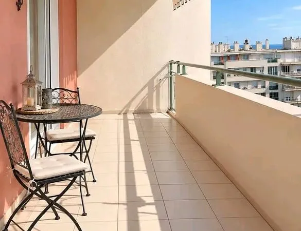 Immobilier Je propose à la vente un salon moderne, spacieux et lumineux, avec une décoration contemp