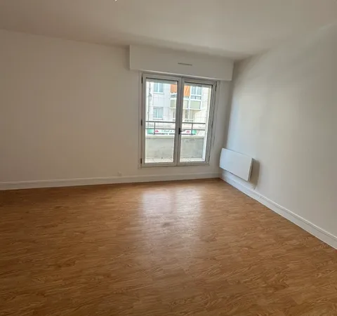 Location Studio 25,7 m² avec balcon et cave - Antony centre