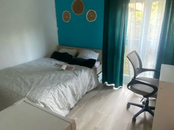 Chambre meuble avec balcon