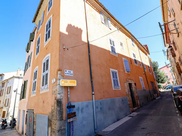 IMMEUBLE 7 LOGEMENTS AVEC GARAGE, ATELIER , CAVES ET GRENIE