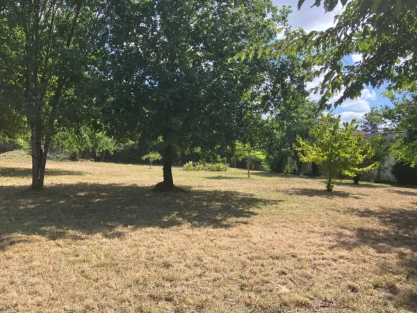 Terrain 900 m²