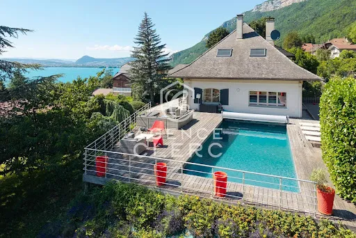 Maison 6 pièces 242 m²
