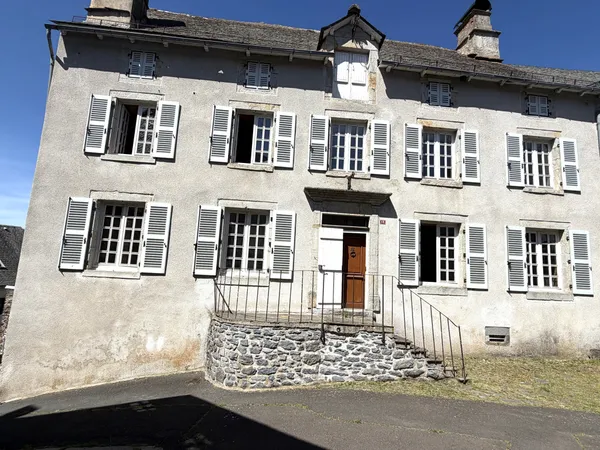 MARCENAT Maison de maître de caractère de 220 m2 avec joli