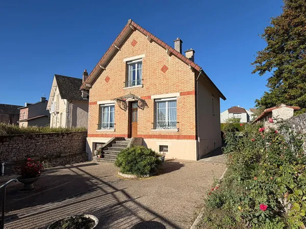 HAUTE VIENNE - Charmante maison de ville avec magnifique jardin clos de murs et vue sur la vallée de