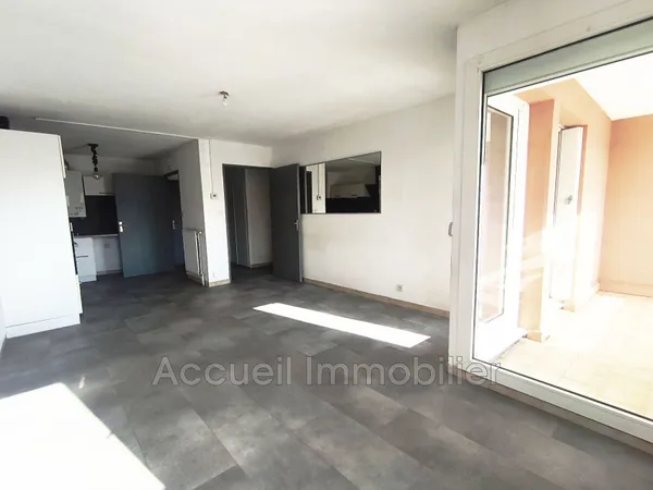 P3 rez-de-chaussée d'environ 55 m² + loggia, en bon état. Toi