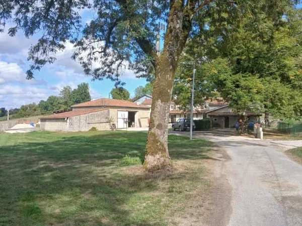 Ancienne ferme isolée, maison, gîte et dépendances