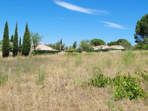 Grand Terrain de 857 m2 entièrement viabilisé