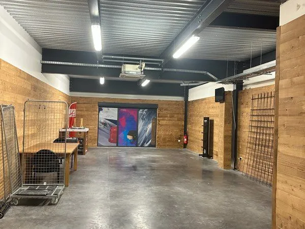Local professionnel 150 m² - sortie A64 Soumoulou - parking