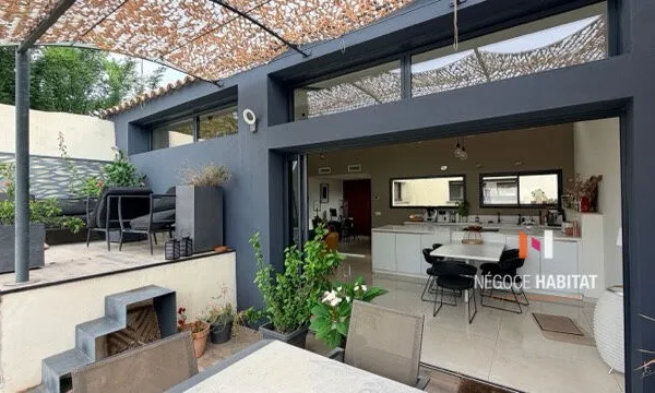MAISON DE VILLAGE RENOVEE AVEC TERRASSE ET PISCINE