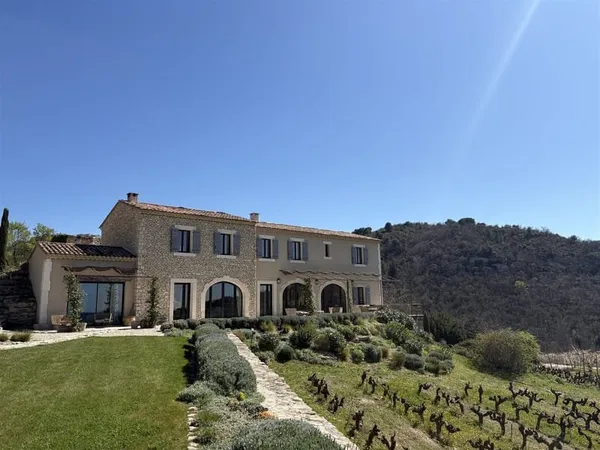 Pierre forte surplombant la vallée du Luberon