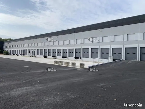 Local industriel 8 018 m²