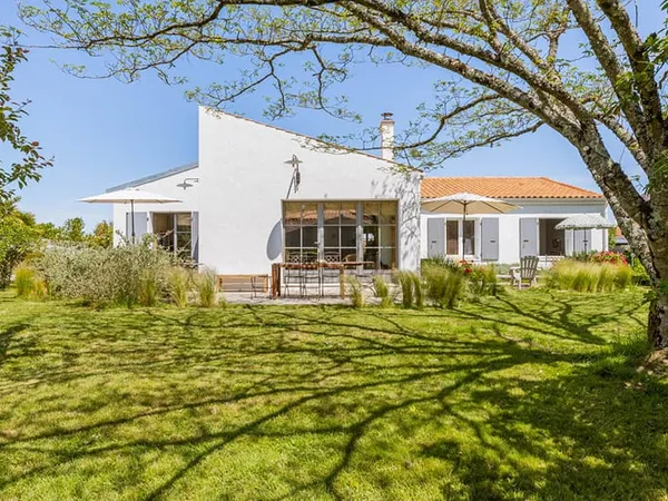 Maison de charme avec l'élégance d'un jardin confidentiel