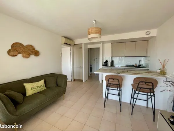 À LOUER - Appartement meublé de 46 m² avec balcon de 11 m² - Résidence avec piscine et tennis