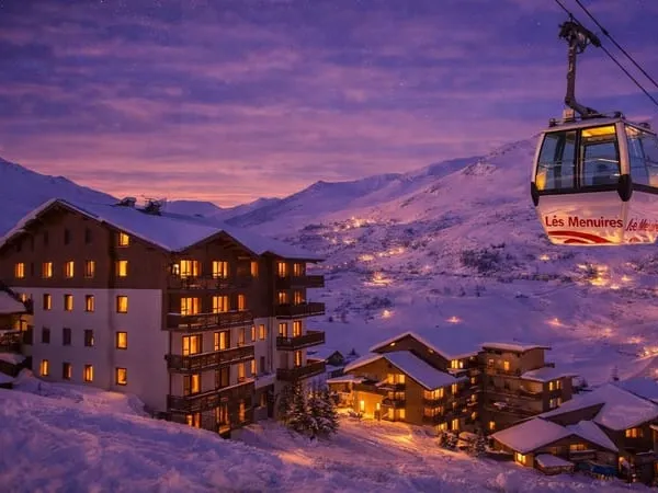 Ski aux pieds, lumière Sud-Ouest — Un rez-de-chaussée à vivre à Les Menuires