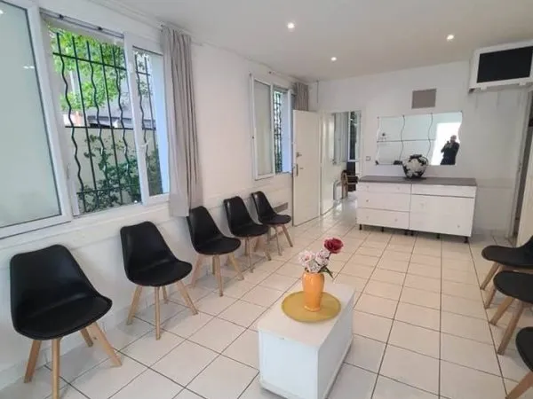 Local commercial 1 pièce 61 m²
