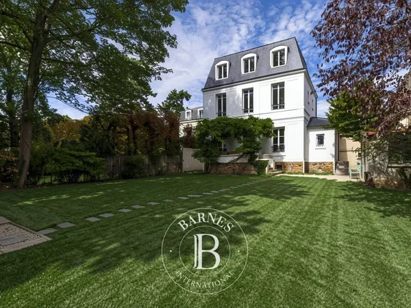 Le Vésinet-Centre — Maison familiale rénovée de 9 pièces + dépendance sur 563 m² de terrain.